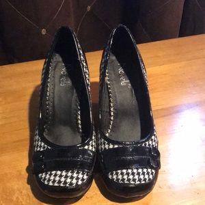 Novela black and white heels so cute